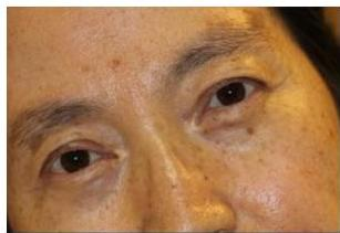 우측 고개 기울임 사진